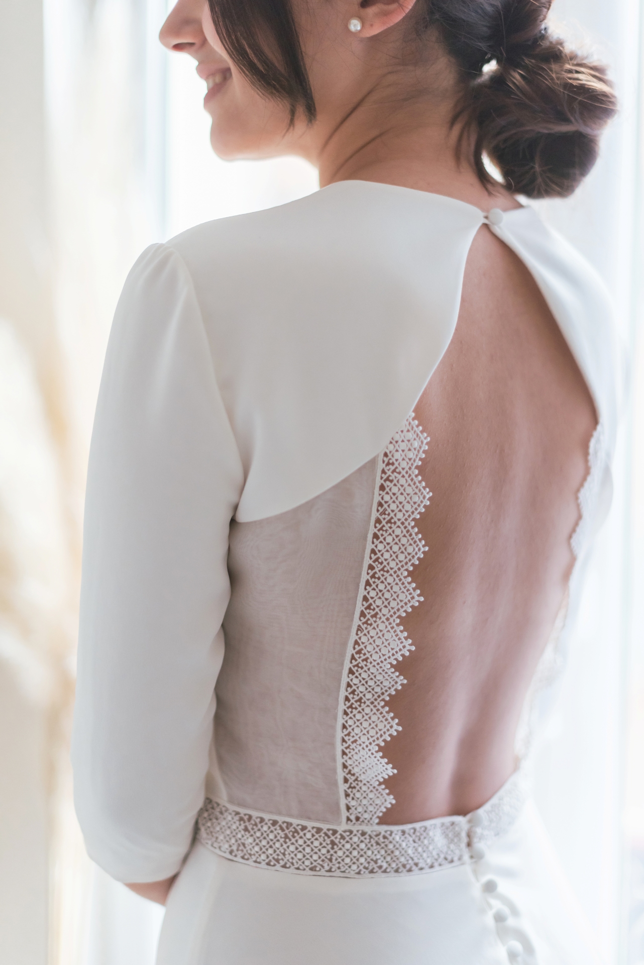 Robe de mariée fluide au lignes simples, crêpe de soie, dos nu - Drina - Maison Avina