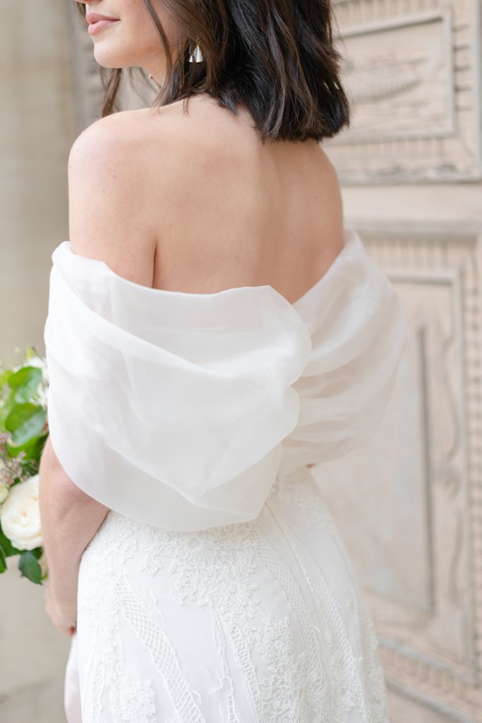 AVINA, créatrice de robes de mariée, Paris, robe de mariée élégante en tulle brodé, bustier moderne