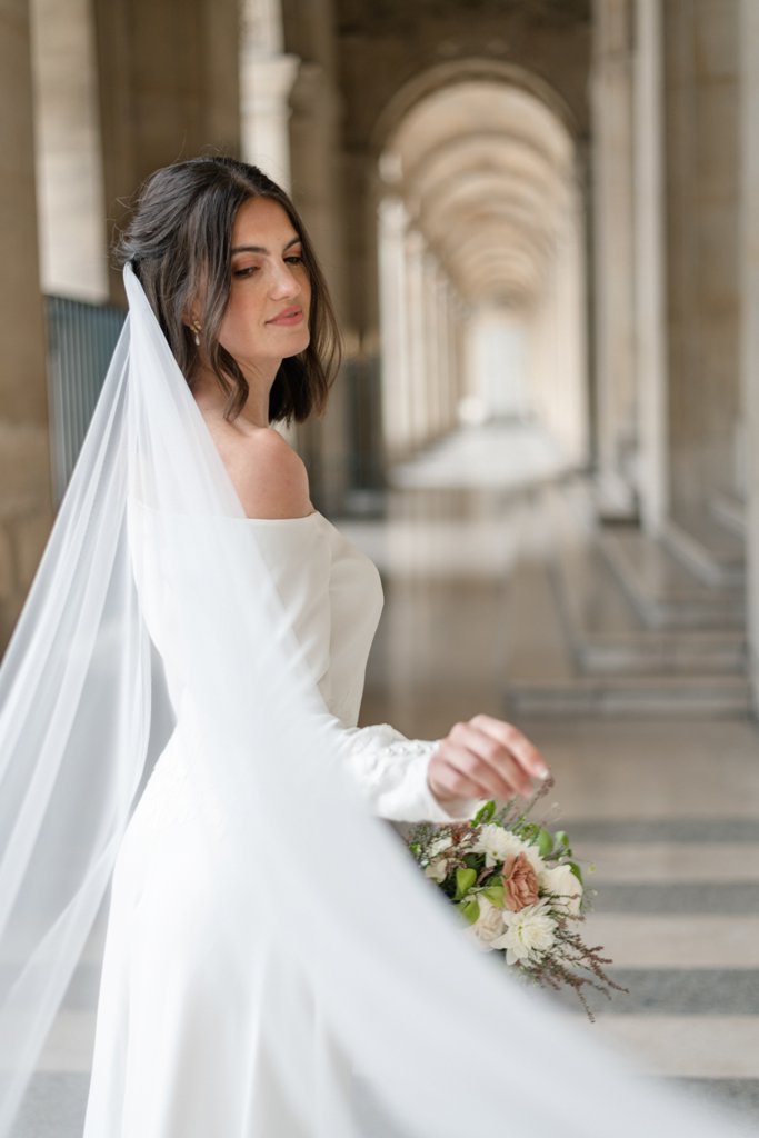 AVINA, créatrice de robes de mariée, Paris, robe de mariée col bateau avec des manches loungues